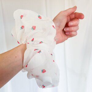 Selkie The La Fraise Strawberry Large White & Red Puffy Stretchy Scrunchie NWOT